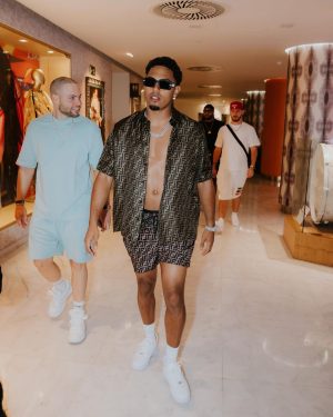 Myke Towers Instagram - Cuando me ponga ready voy sin camisa pa los show qsj 🤷🏾‍♂️