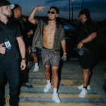 Myke Towers Instagram - Cuando me ponga ready voy sin camisa pa los show qsj 🤷🏾‍♂️