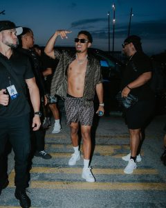 Myke Towers Instagram - Cuando me ponga ready voy sin camisa pa los show qsj 🤷🏾‍♂️