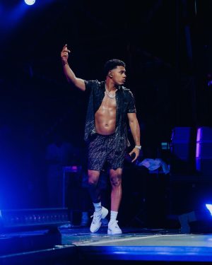 Myke Towers Instagram - Cuando me ponga ready voy sin camisa pa los show qsj 🤷🏾‍♂️