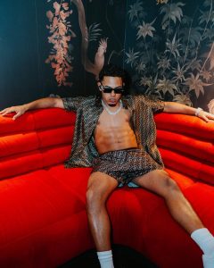 Myke Towers Instagram - Cuando me ponga ready voy sin camisa pa los show qsj 🤷🏾‍♂️