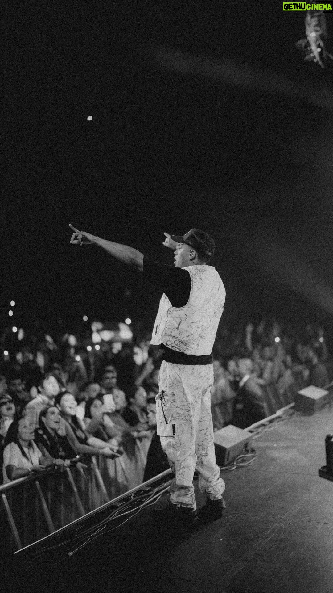 Myke Towers Instagram - Si no me llego a ir de gira no me daba cuenta del morbo que estoy creando! Ya hace falta musica nueva digo Yo #lveutour #youngkingz