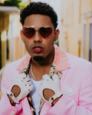 Myke Towers Instagram - #LaCapi Video Oficial Ya Disponible! No se bailar mas na que no sea perreo 🕺🏾 #YoungKingz