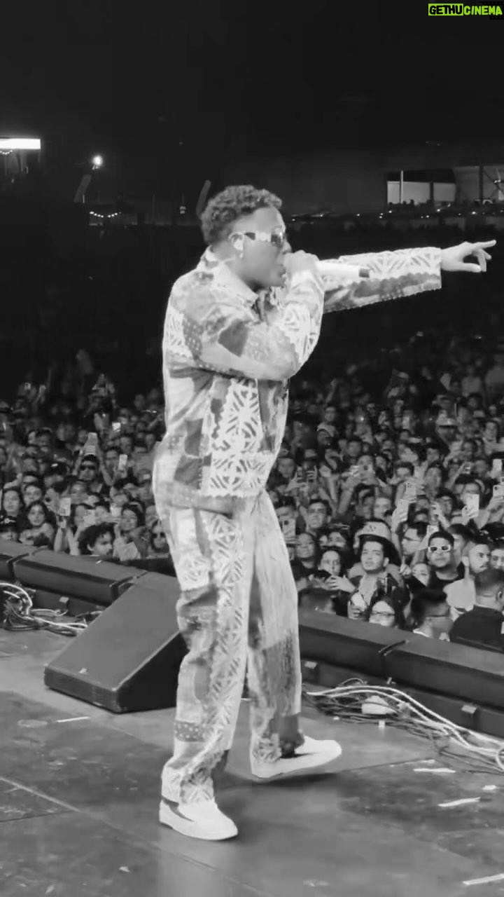 Myke Towers Instagram - #LaFalda sigue subiéndose 😂 🇨🇷 Costa Rica Gracias por cantarlas todas!!! Un 😘 a todas las que van en falda a mis show #YoungKingz