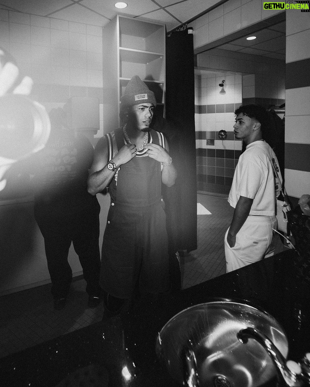 Myke Towers Instagram - Hasta ahora cual es tu Top 5 de “Vive La Tuya… No La Mía” Ya Disponible por si estas atrás y no lo has escuchao #vltnlm #youngkingz