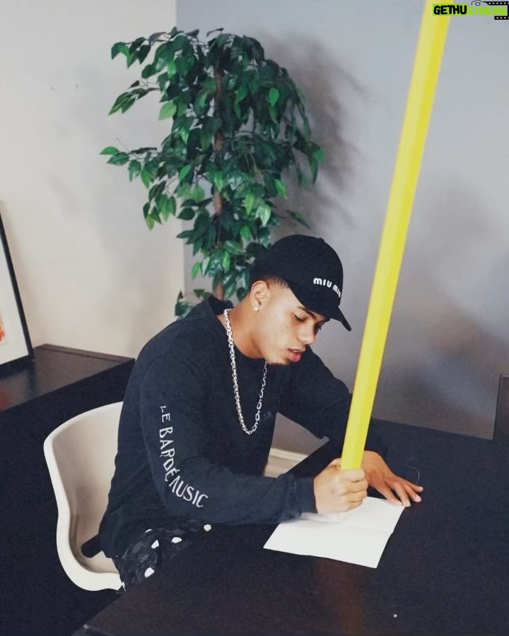 Myke Towers Instagram - Hasta ahora cual es tu Top 5 de “Vive La Tuya… No La Mía” Ya Disponible por si estas atrás y no lo has escuchao #vltnlm #youngkingz