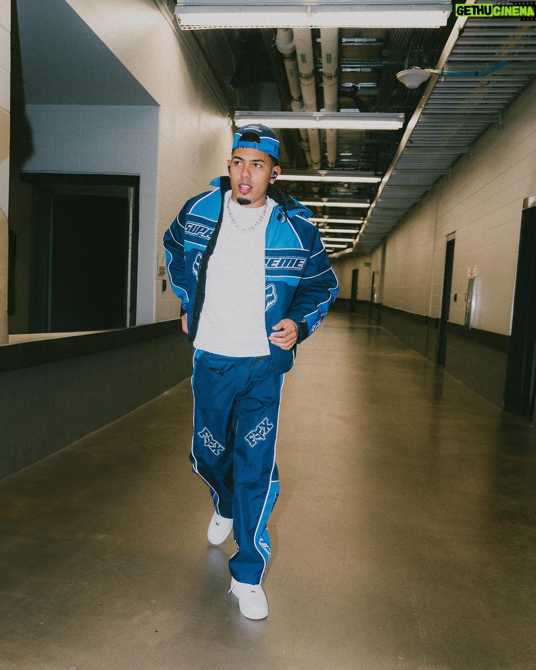 Myke Towers Instagram - Yo tengo claro que hay pal de cabrnes que por ti hacen fila, Así que si quieres vacila #vltnlm #youngkingz