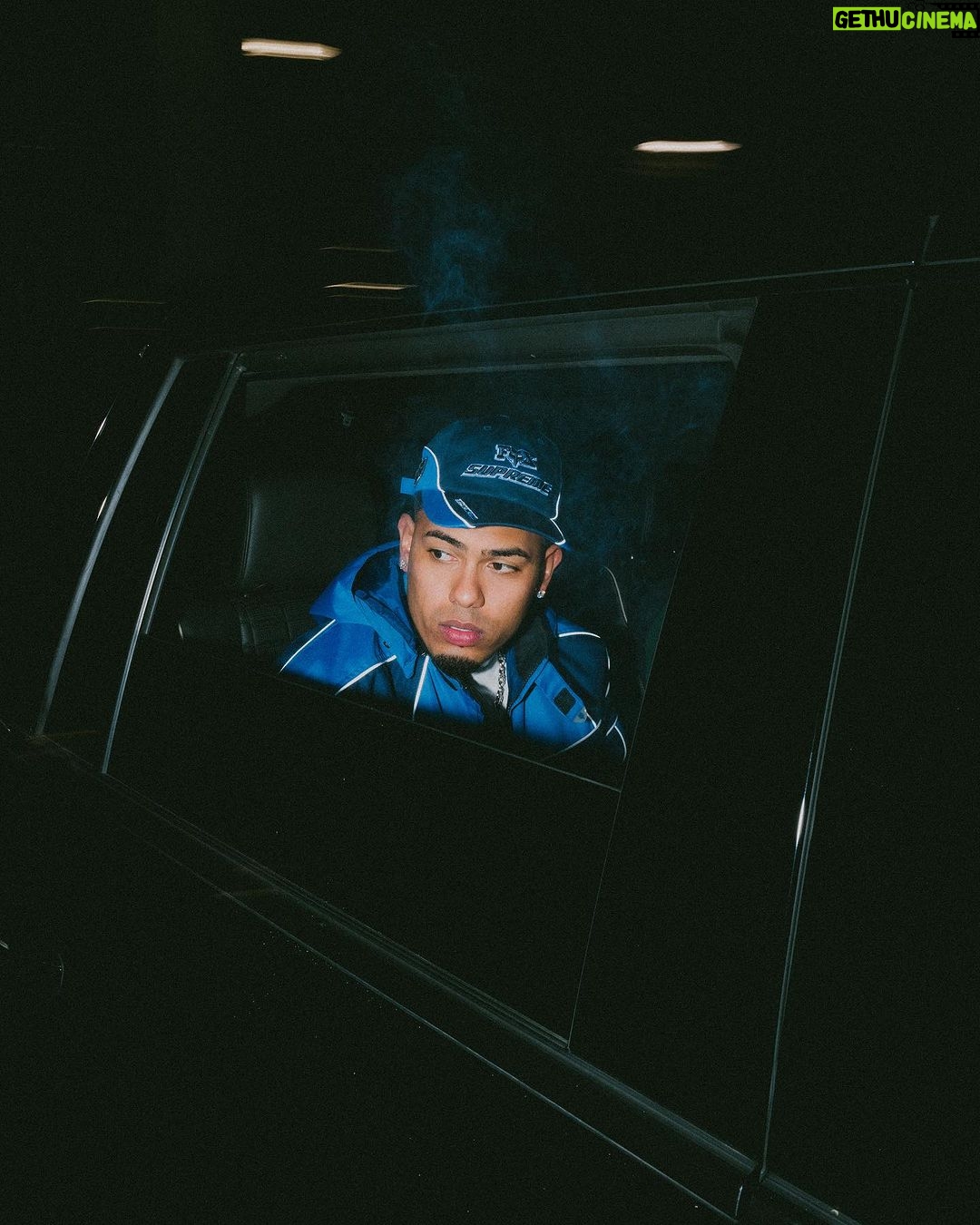 Myke Towers Instagram - Yo tengo claro que hay pal de cabrnes que por ti hacen fila, Así que si quieres vacila #vltnlm #youngkingz