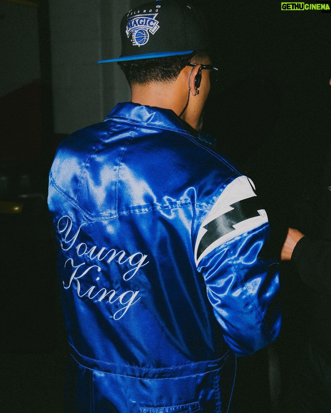 Myke Towers Instagram - Yo tengo claro que hay pal de cabrnes que por ti hacen fila, Así que si quieres vacila #vltnlm #youngkingz