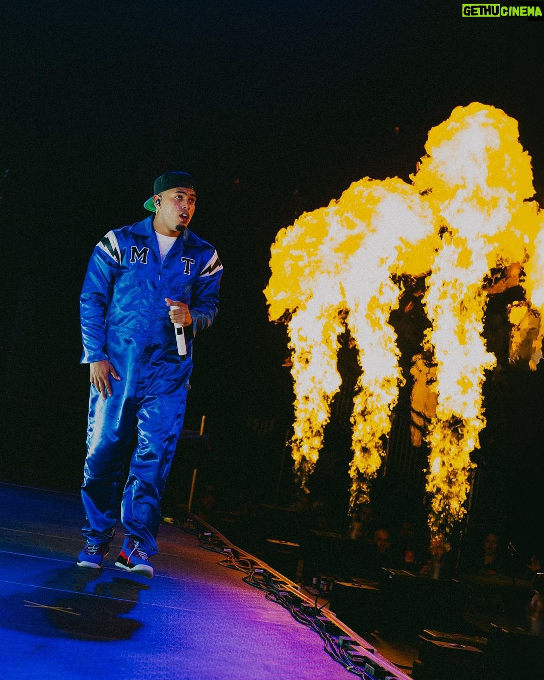 Myke Towers Instagram - Yo tengo claro que hay pal de cabrnes que por ti hacen fila, Así que si quieres vacila #vltnlm #youngkingz