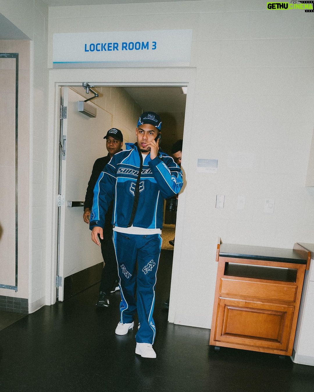 Myke Towers Instagram - Yo tengo claro que hay pal de cabrnes que por ti hacen fila, Así que si quieres vacila #vltnlm #youngkingz