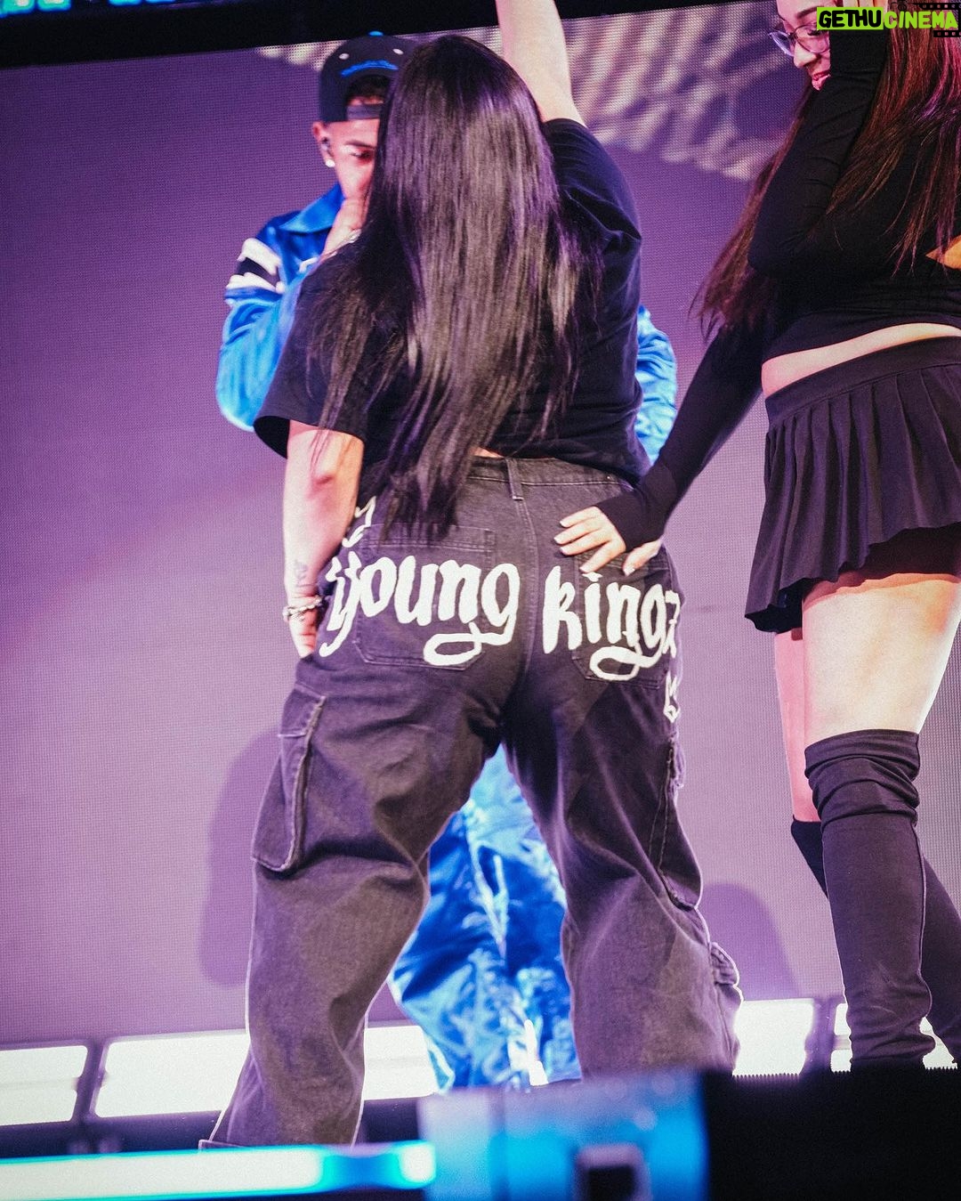 Myke Towers Instagram - Yo tengo claro que hay pal de cabrnes que por ti hacen fila, Así que si quieres vacila #vltnlm #youngkingz