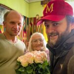 Mykhailo Khoma Instagram - Обіцянку виконав!!! Неймовірна історія сталася під час концерту в Празі, де на Благодійній вечері чоловік на ім‘я Марко з України задонатив на ЗСУ 7 000 євро! Зробив він це максимально щиро, запалив весь зал, глядачі почали активно донатити на #зсу. У Марка було лише одне маленьке прохання: чи міг би я заїхати до його мами в Україні додому та заспівати їй пісню. По його очах було видно, як для нього це важливо і видно було по Марку, що гроші в житті зароблялися нелегко. Я дав обіцянку зробити це. Отож звітую: маму Марію і брата Марка - Романа відвідав, пісню для мами заспівав, чаю попив, книдликів наївся. Мамі дякую за гарного сина, а Марку - за допомогу ЗСУ і зустріч з прекрасною мамою Марією, яка розчулила мене до сліз розповіддю про свою нелегку долю. Українці - неймовірні, де б вони не були! Слава Україні!!! Ukraine