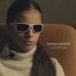 Mykhailo Khoma Instagram - Анна-Марія. Історія дівчинки, що бачить у темряві Анна-Марія сильна, світла, прекрасна дівчинка. Її історія - це боротьба за життя вже від моменту народження. А зараз вона навчає нас, як безмежно любити свою країну, бачити світло та надихати інших. Анна-Марія – це символ віри й незламності. Її голос пронизує, кожна нота сповнена милосердя. У міні-фільмі разом зі своєю мамою Анна-Марія розповідає про життя, а також де вони черпають сили, що допомагають їм долати труднощі та попри все йти далі. Анна-Марія народилася на 24-му тижні, мама вдень і вночі молилася, аби дитина вижила, і сталося диво! Зараз Анна-Марія навчається у школі, співає, постійно вчить пісні та збирає кошти для ЗСУ. Як дівчинці вдається спілкуватися з однолітками, які бачать цей світ інакше? Як вона знаходить сили йти далі? Це історія про мрії, силу волі та безмежну любов до України, яка неможливе робить можливим. —————— ▫️монтаж відео: Юрій Підцерковний ▫️дизайн обкладинки: Роман Чериба Дякую студентам Київського національного університету культури і мистецтв за створення відео: ▫️режисер: Вікторія Хома ▫️оператор, фотограф Костянтин Гайдучик ▫️оператор: Михайло Харпак