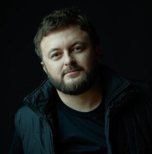 Mykhailo Khoma Instagram - Сьогодні мені 40. Дякую Богу, мамі і татові за те, що я - українець, окрема подяка ЗСУ, що зберегли і бережуть нам усім Україну. Продовжую щиро вірити світу і людям, йти вперед і творити. Впевнений, що свої 41 я відсвяткую разом з вами на великому сольному переможному концерті у мирній Україні! А ще в свої 40 років я точно знаю - все тільки починається, а найщасливі люди ті, що помічають радість в простоті. 📸 @shurubura