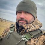 Mykhailo Khoma Instagram – Вчора в результаті ракетного удару росіі по Яворівському полігоні тяжкі поранення отримав мій друг, з яким я працюю вже більше 15 років, Роман Кулик. Роман пішов служити, як тільки почалася війна. Він завжди для мене був і є тим, хто любить працювати, вміє і знає, як все правильно зробити, організувати… Вчора лікарі не відходили від Романа в реанімації, дістали два осколки з легені та печінки, сьогодні третій осколок треба дістати. Ромчик, я знаю ти сильний духом, непереможний, з молитвою дружини Наталі, двох синів і всіх нас, – ТИ ОДУЖАЄШ!
Рома, любимо Тебе, чекаємо, завжди з Тобою! #ВсеБудеУкраїна Ukraine
