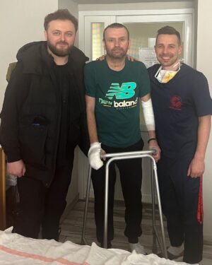 Mykhailo Khoma Instagram - Знайомтесь, це Гнат Герич - талановитий хірург, який з усіх сил старався щоб наш Роман Кулик жив. Гнате @herych_hnat Друже, величезне тобі ДЯКУЮ ✊🙏🏼🤝