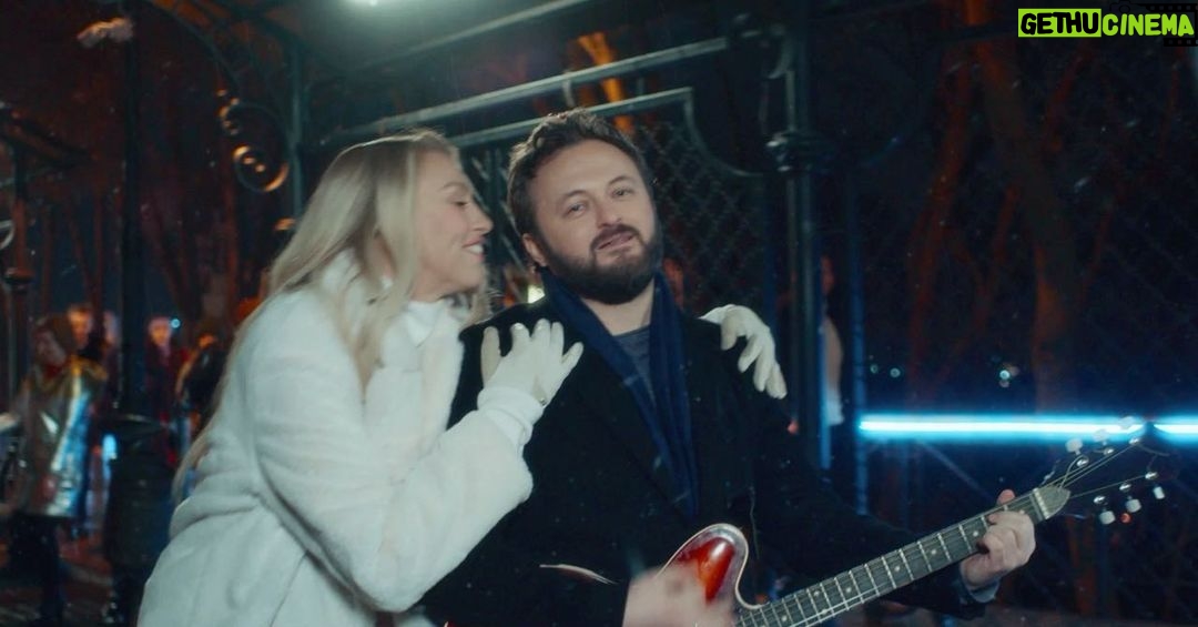 Mykhailo Khoma Instagram - Прем’єра!!! «Щасливі люди» Наш з Олею @polyakovamusic кліп вже на YouTube! Ця пісня є саундтреком до фільму «Зірки за обміном». Люди часто забувають, що вони щасливі. А в нашій пісні, як і в щасті, все найголовніше - в простоті. Пісня щира, справжня, нехай вона потрапить вам прямісінько в серце ❤️ #ЩасливіЛюдиНаЗемлі #ЗіркиЗаОбміном #Polyakova #DZIDZIO #ПершаКомедіяРоку #Полякова #Дзідзьо #ЗміниНаближаються Ukraine