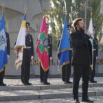 Mykhailo Khoma Instagram - Сьогодні в Національній академії внутрішніх справ близько 800 курсантів склали Присягу працівника Національної поліції та ліцеїстів юридичного ліцею імені Ярослава Кондратьєва НАВС - Клятву ліцеїста. ⠀ Бажаємо першокурсникам бути завжди вірними Присязі, гідними девізу Національної поліції України – «Служити та Захищати», гордо нести почесне звання ліцеїста й курсанта НАВС, своїми здобутками в навчанні зміцнювати авторитет академії, шанувати близьких і достойно наслідувати приклад батьків.