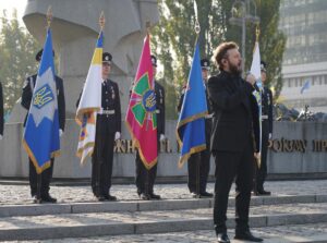 Mykhailo Khoma Instagram - Сьогодні в Національній академії внутрішніх справ близько 800 курсантів склали Присягу працівника Національної поліції та ліцеїстів юридичного ліцею імені Ярослава Кондратьєва НАВС - Клятву ліцеїста.
⠀
Бажаємо першокурсникам бути завжди вірними Присязі, гідними девізу Національної поліції України – «Служити та Захищати», гордо нести почесне звання ліцеїста й курсанта НАВС, своїми здобутками в навчанні зміцнювати авторитет академії, шанувати близьких і достойно наслідувати приклад батьків.