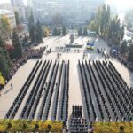 Mykhailo Khoma Instagram - Сьогодні в Національній академії внутрішніх справ близько 800 курсантів склали Присягу працівника Національної поліції та ліцеїстів юридичного ліцею імені Ярослава Кондратьєва НАВС - Клятву ліцеїста. ⠀ Бажаємо першокурсникам бути завжди вірними Присязі, гідними девізу Національної поліції України – «Служити та Захищати», гордо нести почесне звання ліцеїста й курсанта НАВС, своїми здобутками в навчанні зміцнювати авторитет академії, шанувати близьких і достойно наслідувати приклад батьків.