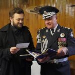 Mykhailo Khoma Instagram - Сьогодні в Національній академії внутрішніх справ близько 800 курсантів склали Присягу працівника Національної поліції та ліцеїстів юридичного ліцею імені Ярослава Кондратьєва НАВС - Клятву ліцеїста. ⠀ Бажаємо першокурсникам бути завжди вірними Присязі, гідними девізу Національної поліції України – «Служити та Захищати», гордо нести почесне звання ліцеїста й курсанта НАВС, своїми здобутками в навчанні зміцнювати авторитет академії, шанувати близьких і достойно наслідувати приклад батьків.