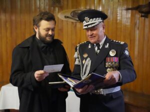 Mykhailo Khoma Instagram - Сьогодні в Національній академії внутрішніх справ близько 800 курсантів склали Присягу працівника Національної поліції та ліцеїстів юридичного ліцею імені Ярослава Кондратьєва НАВС - Клятву ліцеїста.
⠀
Бажаємо першокурсникам бути завжди вірними Присязі, гідними девізу Національної поліції України – «Служити та Захищати», гордо нести почесне звання ліцеїста й курсанта НАВС, своїми здобутками в навчанні зміцнювати авторитет академії, шанувати близьких і достойно наслідувати приклад батьків.