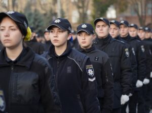 Mykhailo Khoma Instagram - Сьогодні в Національній академії внутрішніх справ близько 800 курсантів склали Присягу працівника Національної поліції та ліцеїстів юридичного ліцею імені Ярослава Кондратьєва НАВС - Клятву ліцеїста.
⠀
Бажаємо першокурсникам бути завжди вірними Присязі, гідними девізу Національної поліції України – «Служити та Захищати», гордо нести почесне звання ліцеїста й курсанта НАВС, своїми здобутками в навчанні зміцнювати авторитет академії, шанувати близьких і достойно наслідувати приклад батьків.