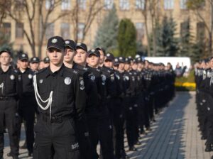 Mykhailo Khoma Instagram - Сьогодні в Національній академії внутрішніх справ близько 800 курсантів склали Присягу працівника Національної поліції та ліцеїстів юридичного ліцею імені Ярослава Кондратьєва НАВС - Клятву ліцеїста.
⠀
Бажаємо першокурсникам бути завжди вірними Присязі, гідними девізу Національної поліції України – «Служити та Захищати», гордо нести почесне звання ліцеїста й курсанта НАВС, своїми здобутками в навчанні зміцнювати авторитет академії, шанувати близьких і достойно наслідувати приклад батьків.