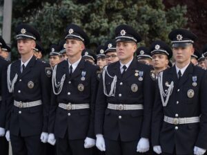 Mykhailo Khoma Instagram - Сьогодні в Національній академії внутрішніх справ близько 800 курсантів склали Присягу працівника Національної поліції та ліцеїстів юридичного ліцею імені Ярослава Кондратьєва НАВС - Клятву ліцеїста.
⠀
Бажаємо першокурсникам бути завжди вірними Присязі, гідними девізу Національної поліції України – «Служити та Захищати», гордо нести почесне звання ліцеїста й курсанта НАВС, своїми здобутками в навчанні зміцнювати авторитет академії, шанувати близьких і достойно наслідувати приклад батьків.