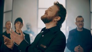Mykhailo Khoma Instagram - Премʼєра «МИЛІША» мала відбутись ще 
1 березня 2022 … але… 
Ми з Олександром багато разів обговорювали : 
Чи на часі зараз ця пісня?
Чи на часі , зараз кохання?
Але поспілкувавшись з військовими і показавши їм цю пісню, вони відповіли, що її негайно треба випускати, бо заради кохання варто боротись, перемагати і жити!!!