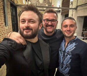 Mykhailo Khoma Instagram - Кузьма, з Днем Народження!!! 
Ти назавжди у наших серцях ❤️‍🔥
Сьогодні у Львові через тривоги так і не вийшло заспівати тобі Друже, ну тоді хай «Горить🔥палає техніка ворожа»