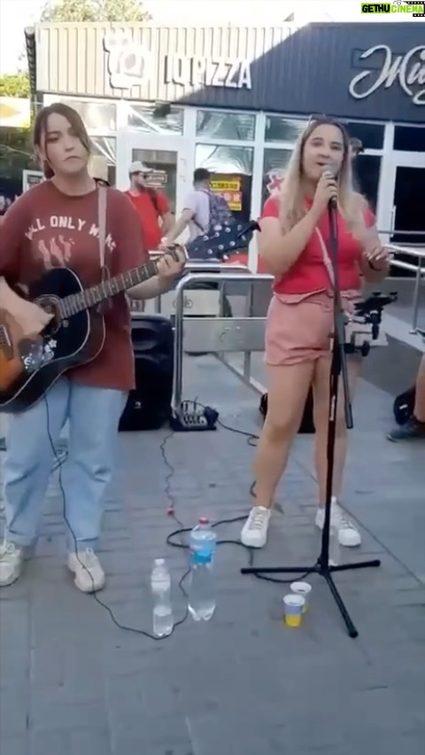 Mykhailo Khoma - 31.2K Likes - Господи, ще вчора вони разом співали та грали для людей, а сьогодні нікого з них немає. Російська ракета нещадно забрала їхній голос, їхнє життя і водночас частинку душі кожного з нас.
Дівчат звали Світлана Сємєйкіна та Крістіна Спіцина.
19 років та 21 рік.
Душу розриває від болю🙏🏼