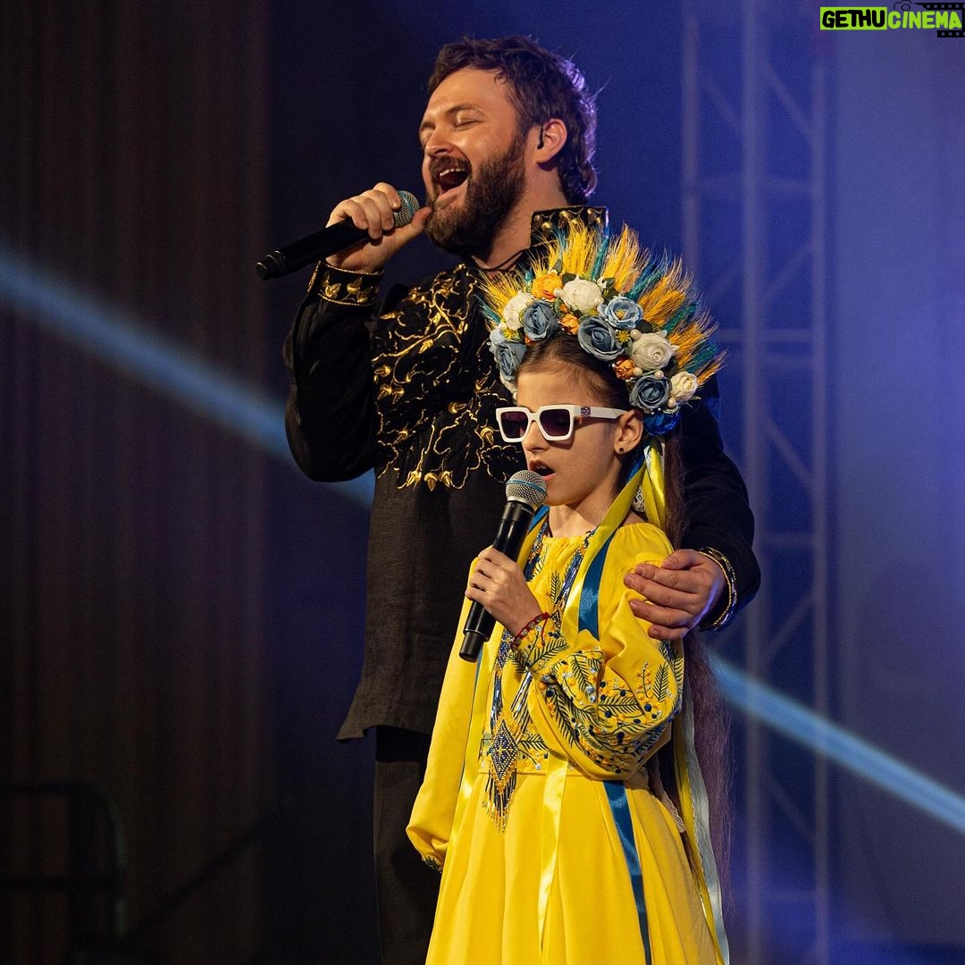 Mykhailo Khoma Instagram - Ми з Анною-Марією були у США. Нас запросили на декілька днів взяти участь у благодійних заходах на підтримку України. 2-го лютого на Молитовному Сніданку у Вашингтоні мав честь виступати з промовою перед українцями та конгресменами Америки, які впливають на таку важливу сьогодні допомогу для нашої України. Я виконав для них премʼєру пісні «Колискова для Героя», яку присвятив матерям, які втратили синів, жінкам, які втратили чоловіків, дітям, які втратили батьків. В очах присутніх побачив сльози і розуміння величезного болю України. Цього ж дня на Гала-Вечері представив публіці нашу надзвичайну Анну-Марію, історія якої не залишила байдужим нікого. Коли ми виконували пісню «Ліхтарики», всі без винятку аплодували стоячи, захоплюючись самовідданістю та сміливостю цієї дівчинки, яка бачить світ душею та серцем. Наступного дня ми побували у Філадельфії, а потім - в Сакраменто, де відбувались благодійні вечори на підтримку України. Зали були переповнені. Переповнені були і наші емоції. Усім організаторам - величезне дякую за запрошення, підтримку і чудову організацію заходів, на яких ми мали можливість поспілкуватися та отримати підтримку як від українців, що проживають в США, так і від видатних американців, які підтримують Україну в час війни. 📸 pastushak photography