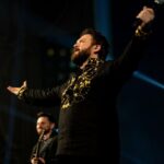 Mykhailo Khoma Instagram - Ми з Анною-Марією були у США. Нас запросили на декілька днів взяти участь у благодійних заходах на підтримку України. 2-го лютого на Молитовному Сніданку у Вашингтоні мав честь виступати з промовою перед українцями та конгресменами Америки, які впливають на таку важливу сьогодні допомогу для нашої України. Я виконав для них премʼєру пісні «Колискова для Героя», яку присвятив матерям, які втратили синів, жінкам, які втратили чоловіків, дітям, які втратили батьків. В очах присутніх побачив сльози і розуміння величезного болю України. Цього ж дня на Гала-Вечері представив публіці нашу надзвичайну Анну-Марію, історія якої не залишила байдужим нікого. Коли ми виконували пісню «Ліхтарики», всі без винятку аплодували стоячи, захоплюючись самовідданістю та сміливостю цієї дівчинки, яка бачить світ душею та серцем. Наступного дня ми побували у Філадельфії, а потім - в Сакраменто, де відбувались благодійні вечори на підтримку України. Зали були переповнені. Переповнені були і наші емоції. Усім організаторам - величезне дякую за запрошення, підтримку і чудову організацію заходів, на яких ми мали можливість поспілкуватися та отримати підтримку як від українців, що проживають в США, так і від видатних американців, які підтримують Україну в час війни. 📸 pastushak photography