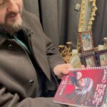 Mykhailo Khoma Instagram - Вчора відвідав соціальний центр «Регіна» для осіб з інвалілністю 18+ @reginasocialcenter в своєму рідному місті Новояворівськ . Ми колядували, віншували , частувались Яворівським пирогом і українським борщем. Розчулив мене до сліз Олександр Буфан, виконанням пісні «Йшли селом партизани» дуже щиро і трепетно. Максим Смук - палкий прихильник моєї творчості, передав мені альбом малюнків про мою творчість. Цілий рік він малював малюнки на кожну мою пісню і вірив щиро в те, що особисто матиме нагоду передати їх мені. Микита Білоус - бариста, «дитина сонця» , пригощав мене запашною кавою у соціальному кафе-бібліотеці «Регіна». У центрі усі вихованці своїми руками наближають довгоочікувану ПЕРЕМОГУ , виготовляючи окопні свічки та маскувальні сітки. Щиро дякую керівнику соціального центру «Регіна» , моїй добрій подрузі Наталії Кулик за теплий прийом у стінах центру! А також хочу зазначити , що протягом дня у рідному місті я зустрів багато знайомих мені людей. Усіх памʼятаю та люблю! Хочу передати всім з Яворівщини, памʼятайте: ви мої, а я ваш - земляк!