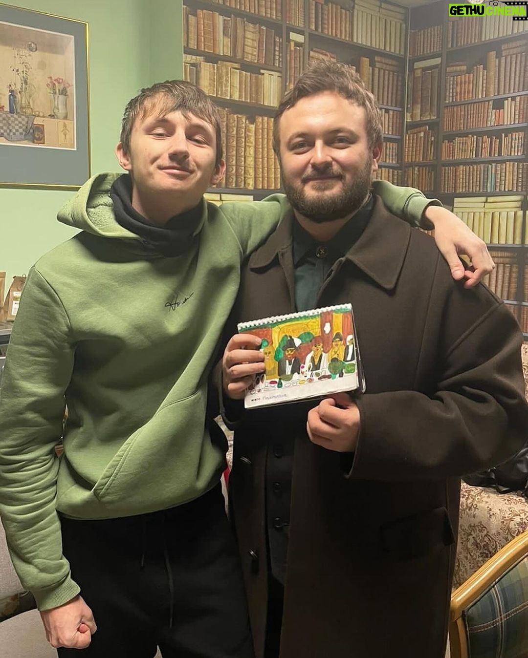 Mykhailo Khoma Instagram - Вчора відвідав соціальний центр «Регіна» для осіб з інвалілністю 18+ @reginasocialcenter в своєму рідному місті Новояворівськ . Ми колядували, віншували , частувались Яворівським пирогом і українським борщем. Розчулив мене до сліз Олександр Буфан, виконанням пісні «Йшли селом партизани» дуже щиро і трепетно. Максим Смук - палкий прихильник моєї творчості, передав мені альбом малюнків про мою творчість. Цілий рік він малював малюнки на кожну мою пісню і вірив щиро в те, що особисто матиме нагоду передати їх мені. Микита Білоус - бариста, «дитина сонця» , пригощав мене запашною кавою у соціальному кафе-бібліотеці «Регіна». У центрі усі вихованці своїми руками наближають довгоочікувану ПЕРЕМОГУ , виготовляючи окопні свічки та маскувальні сітки. Щиро дякую керівнику соціального центру «Регіна» , моїй добрій подрузі Наталії Кулик за теплий прийом у стінах центру! А також хочу зазначити , що протягом дня у рідному місті я зустрів багато знайомих мені людей. Усіх памʼятаю та люблю! Хочу передати всім з Яворівщини, памʼятайте: ви мої, а я ваш - земляк!