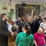 Mykhailo Khoma Instagram - Вчора відвідав соціальний центр «Регіна» для осіб з інвалілністю 18+ @reginasocialcenter в своєму рідному місті Новояворівськ . Ми колядували, віншували , частувались Яворівським пирогом і українським борщем. Розчулив мене до сліз Олександр Буфан, виконанням пісні «Йшли селом партизани» дуже щиро і трепетно. Максим Смук - палкий прихильник моєї творчості, передав мені альбом малюнків про мою творчість. Цілий рік він малював малюнки на кожну мою пісню і вірив щиро в те, що особисто матиме нагоду передати їх мені. Микита Білоус - бариста, «дитина сонця» , пригощав мене запашною кавою у соціальному кафе-бібліотеці «Регіна». У центрі усі вихованці своїми руками наближають довгоочікувану ПЕРЕМОГУ , виготовляючи окопні свічки та маскувальні сітки. Щиро дякую керівнику соціального центру «Регіна» , моїй добрій подрузі Наталії Кулик за теплий прийом у стінах центру! А також хочу зазначити , що протягом дня у рідному місті я зустрів багато знайомих мені людей. Усіх памʼятаю та люблю! Хочу передати всім з Яворівщини, памʼятайте: ви мої, а я ваш - земляк!