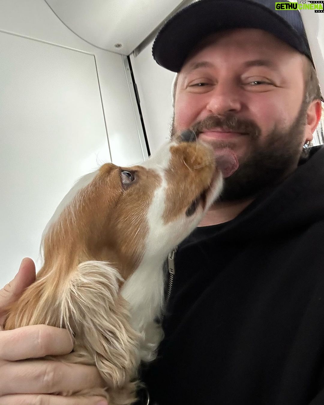 Mykhailo Khoma Instagram - Повертаючись з Праги до Києва мав неймовірно приємну зустріч з прикордонником Чарлі☺️
