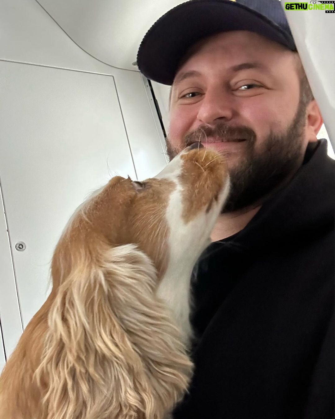 Mykhailo Khoma Instagram - Повертаючись з Праги до Києва мав неймовірно приємну зустріч з прикордонником Чарлі☺️