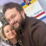 Mykhailo Khoma Instagram - Вчора відвідав соціальний центр «Регіна» для осіб з інвалілністю 18+ @reginasocialcenter в своєму рідному місті Новояворівськ . Ми колядували, віншували , частувались Яворівським пирогом і українським борщем. Розчулив мене до сліз Олександр Буфан, виконанням пісні «Йшли селом партизани» дуже щиро і трепетно. Максим Смук - палкий прихильник моєї творчості, передав мені альбом малюнків про мою творчість. Цілий рік він малював малюнки на кожну мою пісню і вірив щиро в те, що особисто матиме нагоду передати їх мені. Микита Білоус - бариста, «дитина сонця» , пригощав мене запашною кавою у соціальному кафе-бібліотеці «Регіна». У центрі усі вихованці своїми руками наближають довгоочікувану ПЕРЕМОГУ , виготовляючи окопні свічки та маскувальні сітки. Щиро дякую керівнику соціального центру «Регіна» , моїй добрій подрузі Наталії Кулик за теплий прийом у стінах центру! А також хочу зазначити , що протягом дня у рідному місті я зустрів багато знайомих мені людей. Усіх памʼятаю та люблю! Хочу передати всім з Яворівщини, памʼятайте: ви мої, а я ваш - земляк!