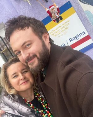 Mykhailo Khoma Instagram - Вчора відвідав соціальний центр «Регіна» для осіб з інвалілністю 18+ @reginasocialcenter в своєму рідному місті Новояворівськ . Ми колядували, віншували , частувались Яворівським пирогом і українським борщем.

  Розчулив мене до сліз Олександр Буфан, виконанням пісні «Йшли селом партизани» дуже щиро і трепетно. 
  Максим Смук - палкий прихильник моєї творчості, передав мені альбом малюнків про мою творчість. Цілий рік він малював малюнки на кожну мою пісню і вірив щиро в те, що особисто матиме нагоду передати їх мені. 
  Микита Білоус - бариста, «дитина сонця» , пригощав мене запашною кавою у соціальному кафе-бібліотеці «Регіна». 
  У центрі усі вихованці  своїми руками наближають довгоочікувану ПЕРЕМОГУ , виготовляючи окопні свічки та маскувальні сітки. 

  Щиро дякую керівнику соціального центру «Регіна» , моїй добрій подрузі Наталії Кулик за теплий прийом у стінах центру!
А також хочу зазначити , що протягом дня у рідному місті я зустрів багато знайомих мені людей. 
Усіх памʼятаю  та люблю! 
Хочу передати всім з Яворівщини, памʼятайте: ви мої, а я ваш - земляк!