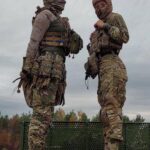 Mykhailo Khoma Instagram - 💪🏻 Сильного фронту не буде без надійного тилу і нині кожен має запитати себе: "А що я роблю для того, щоб армія тримала оборону і перемагала?!" 💙 Ми горді і неймовірно вдячні, що з початку широкомасштабної війни і дотепер серед друзів, які незмінно підтримують українські співаки Олександр Пономарьов @ponomaryovoleksandr та Михайло Хома ( DZIDZIO) @dzidzio 💛 Вони системно збирають на своїх благодійних концертах чималі кошти на уніформу для наших Захисниць! ❤️ Дякуємо Вам за великі серця, патріотизм і розуміння важливості нашої соціальної ініціативи. Це означає, що на кожне повідомлення: "Рідні, тут вже дуже холодно... Зможете передати комплект зимової форми?" ми відпишемо: "Уже відправляємо!". 🙏🏻 І це найголовніше нині - мати змогу швидко забезпечити усім необхідним тих, хто ризикує власним життям і відбиває атаки рашистів, щоб звільнити наш спільний дім! Разом ми сильні 🫶🇺🇦