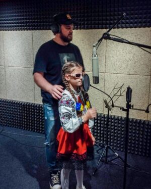 Mykhailo Khoma Instagram - Добрий день! Хочу вас познайомити з гарною талановитою дівчинкою, волонтеркою Анною-Марією Герман. Ця надзичайно обдарована дитина дуже гарно співає, виступає  в храмах і церквах. Вона - незряча, але всі 
зібрані кошти від своїх виступів, а це - 
1 649 757 гривень 42 копійки - віддала на потреби ЗСУ!!! Добрі хлопці з передової вислали мені посилання на новини, де розповідали про Анну-Марію і  я почув, що у неї є мрія - зустрітися зі мною.

Вчора, в День народження Анни-Марії ми зустрілись і познайомились. А ще - записали на студії @virtuoso_records дуже гарну пісню - «Ліхтарики», яку ми з Анатолієм Безухом @anatoliibezukh вирішили подарувати дівчинці для виконання. Скажу вам одне, Анна-Марія - неймовірна. Приклад для нас усіх, для України та світу! Підтримайте цю дівчинку своїми побажаннями та подякою за її щире серце та волонтерську роботу! 

«Ліхтарики запалюють нам світло, щоб бачити людей серед людей»