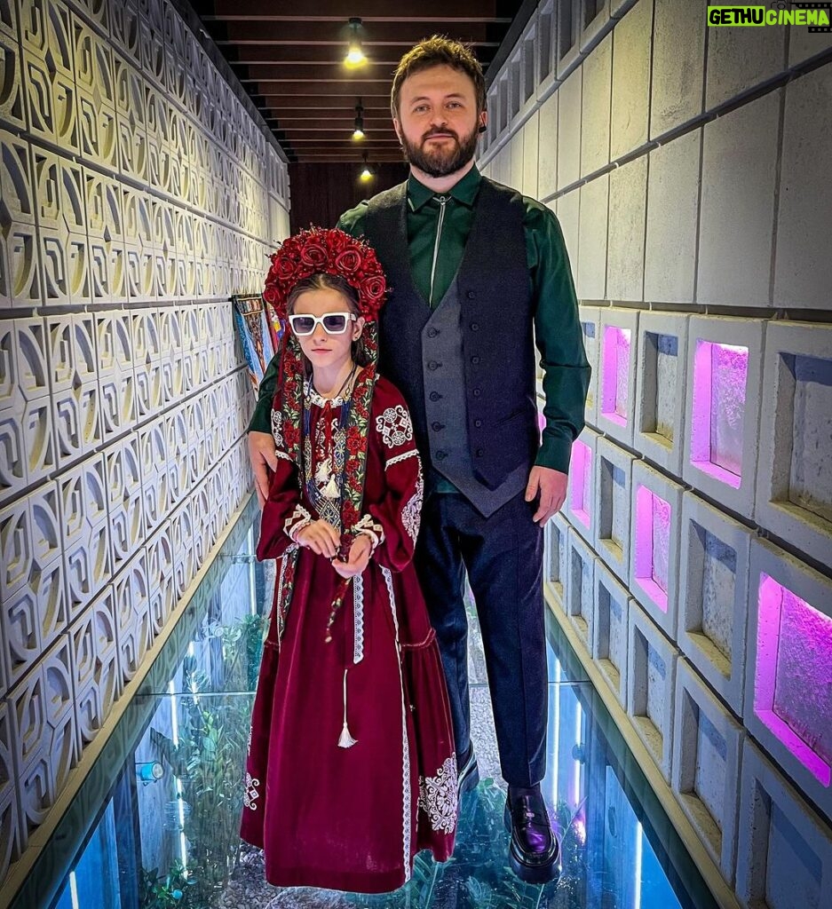 Mykhailo Khoma Instagram - Анна-Марія приїхала у Київ заспівати «Ліхтарики» на благодійній вечері, щоб разом підтримати ЗСУ!!!