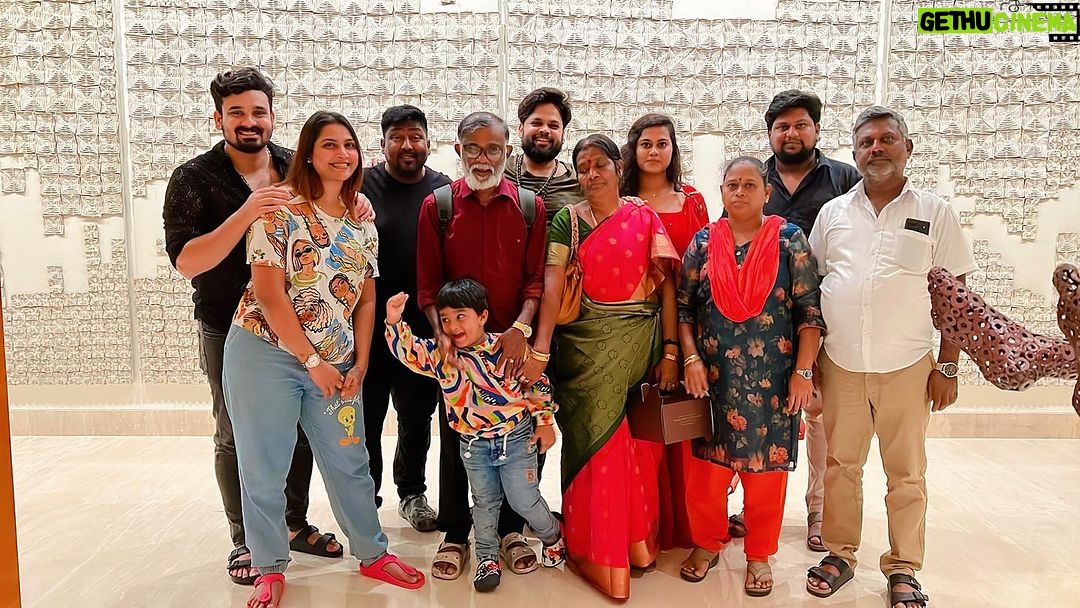 Myna Nandhini Instagram - Happy anniversary amma appa Missing @balasubramaniyanrajendran orukku poitan korangu🐒