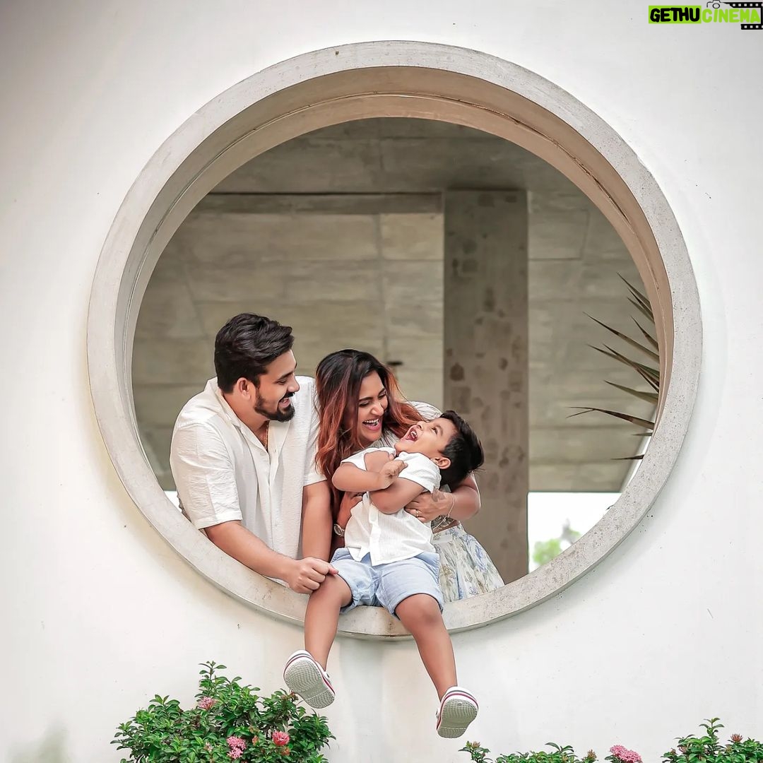 Myna Nandhini - 102.1K Likes - #foreverlove #foryou #everything @iam_dhruvanofficial our lovely family @momentousfotography ♥️❤️♥️
Makeup - @swartistic_makeover
Location - @mannavilla