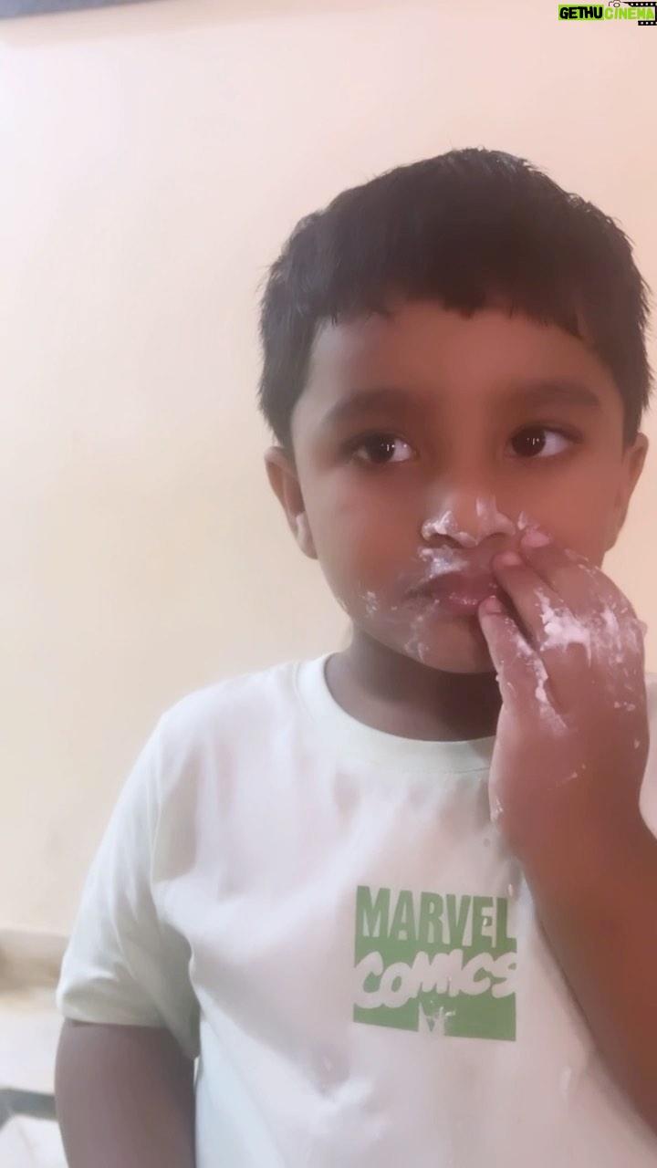 Myna Nandhini Instagram - Yennga amma ice cream nu solli curd ah kuduthurukanga athu theriyama @iam_dhruvanofficial sapttutu irukkan😍