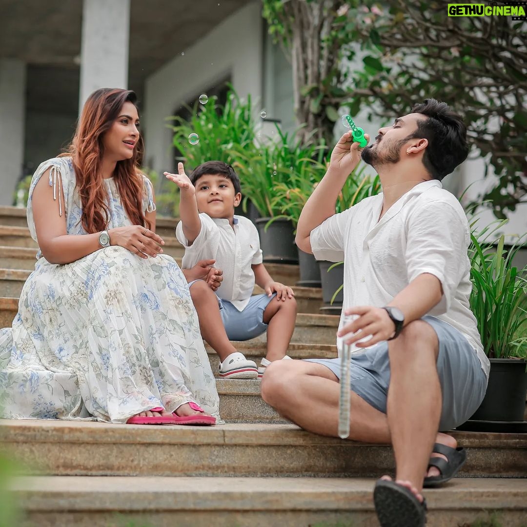 Myna Nandhini - 102.1K Likes - #foreverlove #foryou #everything @iam_dhruvanofficial our lovely family @momentousfotography ♥️❤️♥️
Makeup - @swartistic_makeover
Location - @mannavilla
