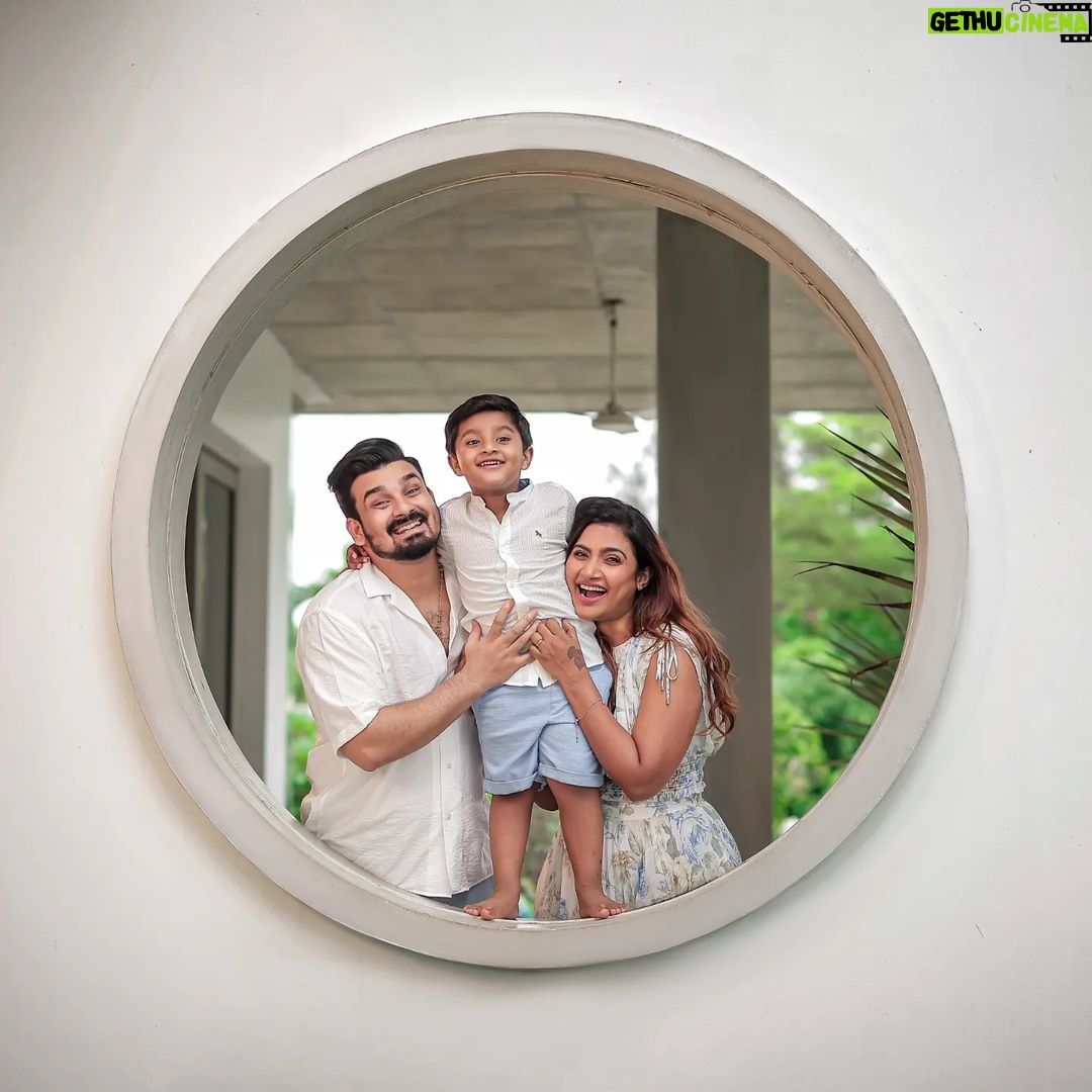 Myna Nandhini - 102.1K Likes - #foreverlove #foryou #everything @iam_dhruvanofficial our lovely family @momentousfotography ♥️❤️♥️
Makeup - @swartistic_makeover
Location - @mannavilla